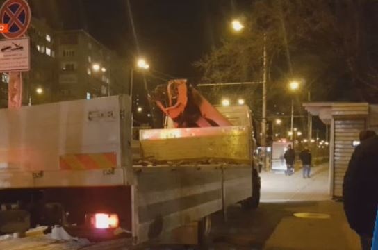 Започна вдигането на павилионите пред болница Свeти Иван Рилски в